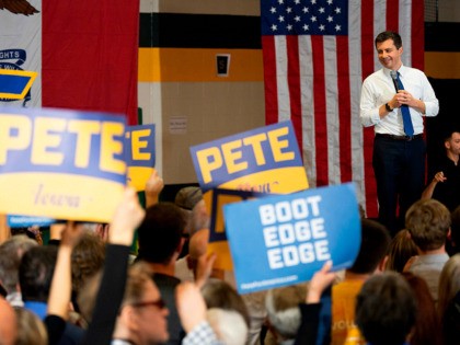 Democratic presidential candidate Pete Buttigieg speaks at a town hall event in Coralville, Iowa on February 2, 2020. - Democratic candidates raced across Iowa on February 2, 2020 in a last-minute flurry of rallies and hand-shakes ahead of the state's nominating vote that marks the official start of the US …