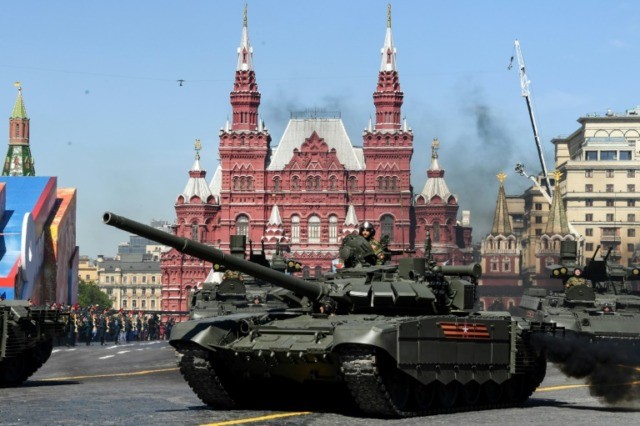 Russian soldier rolls out tanks for romantic manoeuvre