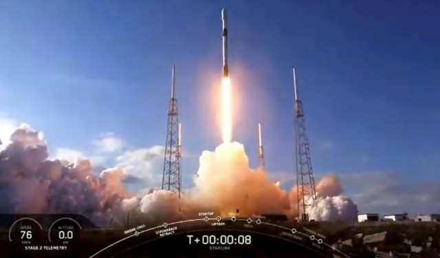 SpaceX re-useable rocket misses landing ship