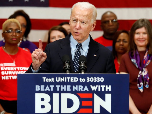 El precandidato demócrata a la presidencia Joe Biden habla durante un evento de campaña