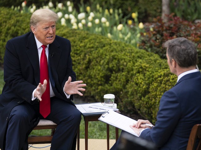 Presidente Donald Trump habla durante una Fox News ayuntamiento virtual con miembros del grupo de trabajo coronavirus, en la Casa Blanca, martes, 24 de de marzo de 2020, en Washington.  (AP Photo / Evan Vucci)