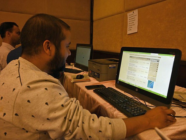 Journalists use Internet facilities sanctioned by the authorities, amid strict communications restrictions during a lockdown at a hotel in Srinagar on October 3, 2019. - Journalists in Indian-administered Kashmir protested on October 3 a two-month old "communications blackout" that they said is making their jobs virtually impossible. (Photo by Tauseef …
