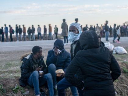 Migrants wait for a food distribution in front of the Pazarkule border crossing to Greece, on March 3, 2020, at Pzarkule in Edirne. - Migrants and refugees hoping to enter Greece from Turkey appeared to be fanning out across a broader swathe of the roughly 200-kilometer-long land border on March …