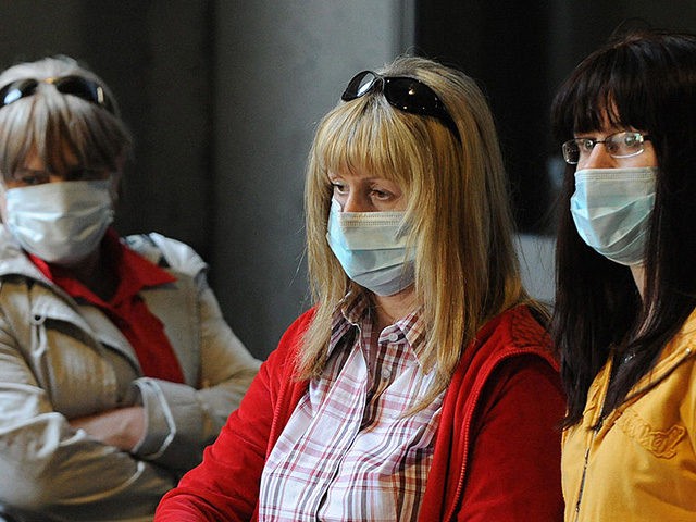 US travellers who were on a flight from Mexico wear face masks to protect themself against the risk of contracting swine flu, as thye arrives at Los Angeles International Airport on April 28, 2009. The United States braced for its first swine flu deaths with officials nervous of an accelerating …
