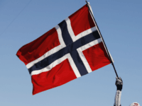 TOPSHOT - Norway's Marit Bjoergen is lifted by her compatriots as she waves the Norwegian flag after winning gold in the women's 30km cross country mass start classic at the Alpensia cross country ski centre during the Pyeongchang 2018 Winter Olympic Games on February 25, 2018 in Pyeongchang. / AFP …