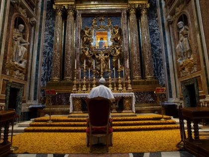 Pope Francis before Salus Populi Romani