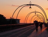 Romantic walk (Mark Kent / Flickr / CC / Cropped)