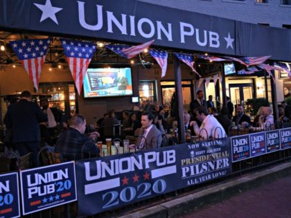 Patrons of the Union Pub wait for the results of the "Super Tuesday" Democratic Party primaries on Capitol Hill next to the US Congress in Washington on March 3, 2020. - Eyes glued to the continuous news coverage, the customers of this Washington bar close to the Capitol, parliamentary assistants, …