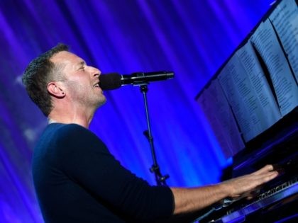 BEVERLY HILLS, CA - FEBRUARY 16: Singer Chris Martin performs onstage at WCRF's "An Unforgettable Evening" presented by Saks Fifth Avenue at the Beverly Wilshire Four Seasons Hotel on February 16, 2017 in Beverly Hills, California. (Photo by Matt Winkelmeyer/Getty Images for WCRF )