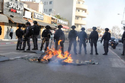 Clashes with police break in the Israeli city of Jaffa over an alleged quarantine breaker (Courtesy Muhamed Babay)