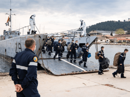 On April 13, the Mediterranean schools pole welcomes sailors from Charles de Gaulle aircraft carrier Charles de Gaulle so that, taken over by medical teams, they observe a period of quatorzaine before they can return to their homes.