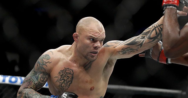 UFC Light Heavyweight Uses Kitchen Knife to Fight Off Home ...