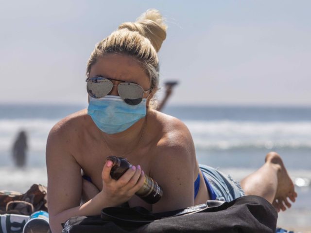Huntington beach face mask (App Gomes / AFP / Getty)