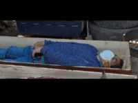 According to local police, the mayor of Tantarà, Jaime Rolando Urbina Torres, hid in a coffin and pretended to be a corpse when officers arrived to arrest him. A bizarre picture released by authorities shows him lying in an open casket with a face mask on, while his drinking buddies are …