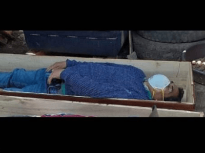 According to local police, the mayor of Tantarà, Jaime Rolando Urbina Torres, hid in a coffin and pretended to be a corpse when officers arrived to arrest him. A bizarre picture released by authorities shows him lying in an open casket with a face mask on, while his drinking buddies are …