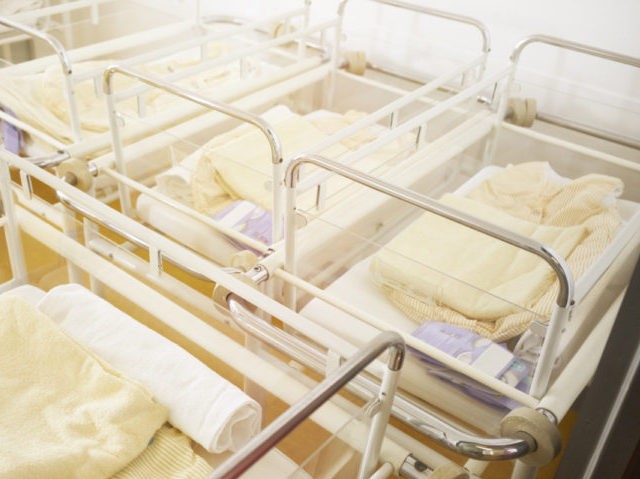 Hospital with 4 cots in a room without babies.