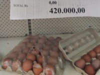 A carton of eggs in Venezuela, some of them broken, costs 420,000 bolivars ($2.27). The monthly minimum wage in the country is 400,000 bolivars ($2.16). Photo: Christian K. Caruzo.