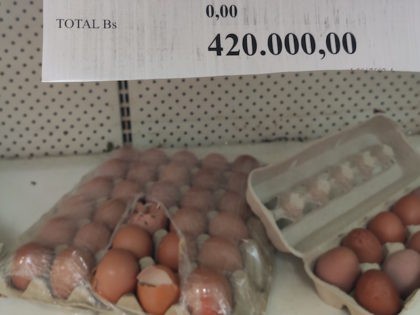 A carton of eggs in Venezuela, some of them broken, costs 420,000 bolivars ($2.27). The monthly minimum wage in the country is 400,000 bolivars ($2.16). Photo: Christian K. Caruzo.