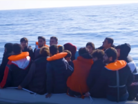 Report: Channel Migrants ‘Threaten to Throw Their Children Into the Water’ to Keep French Away