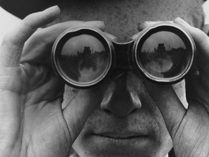 A spectator looking through binoculars at the Derby horse races, Epsom, Surrey, June 1923. (Photo by Hulton Archive/Getty Images)