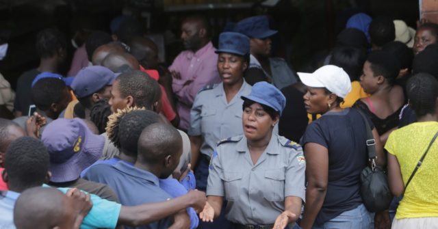 Zimbabwe Arrests over 26,000 People for Violating Lockdown Restrictions