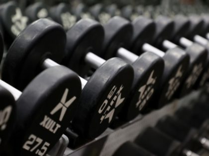 A Wisconsin gym owner apologized on Wednesday after displaying a …