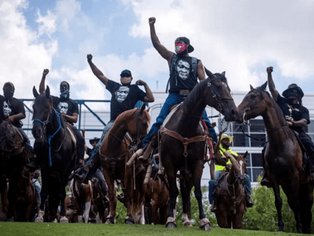 Horse-mounted protesters take the hill in Houston to support the family of George Floyd. (Photo Mark Felix/Getty Images)