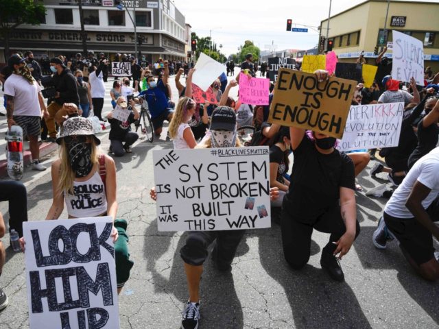 Peaceful protest Los Angeles (Robyn Beck / AFP / Getty)