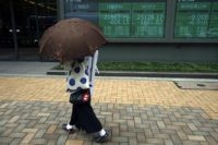 US stocks bounce higher, but still end the week with a loss