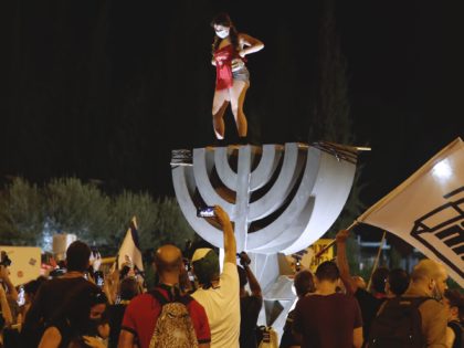 Anti-Netanyahu protest (Ahmad Gharabli / AFP / Getty)