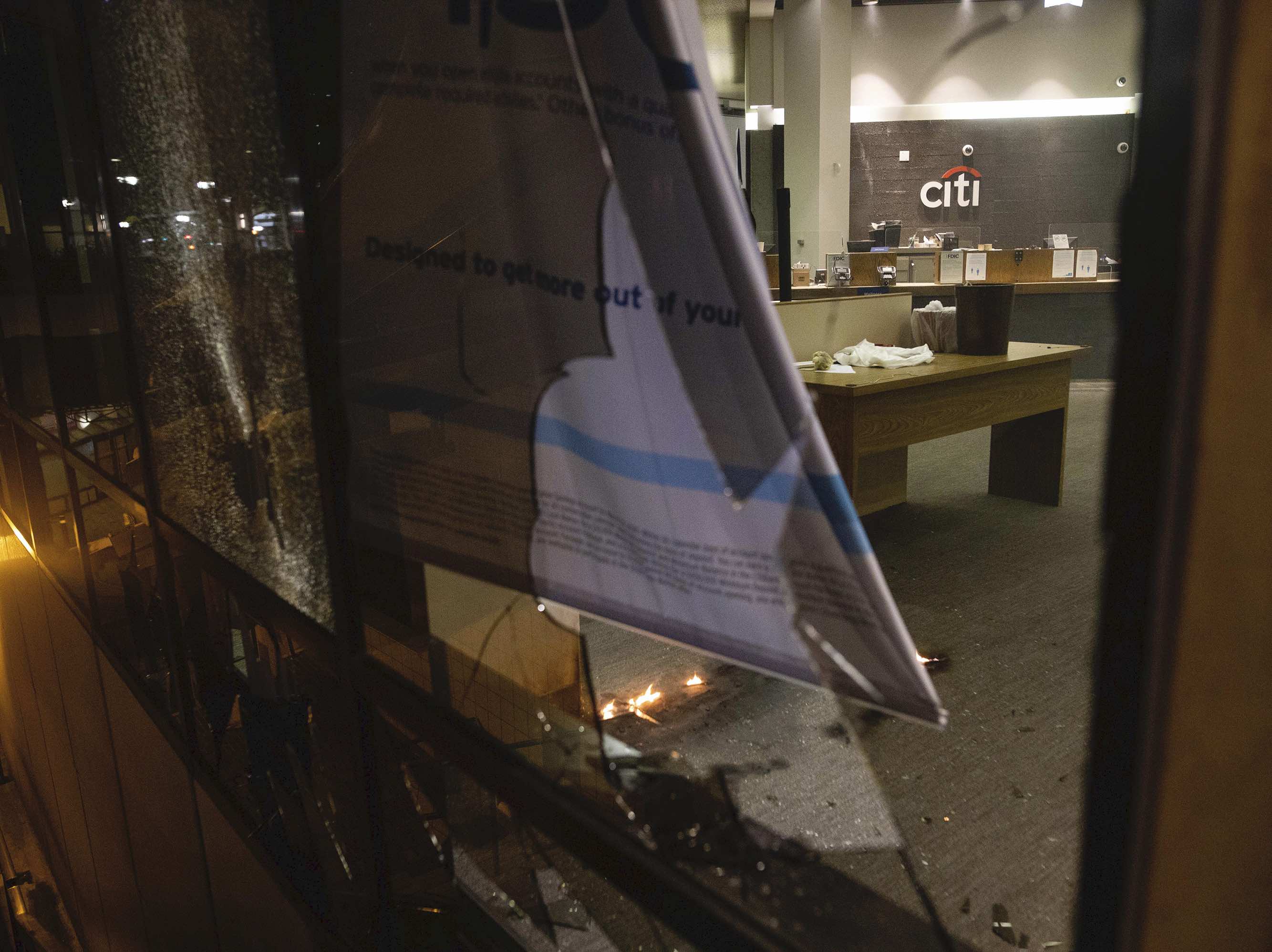 Citibank smashed Oakland (Christian Monterrosa / Associated Press)