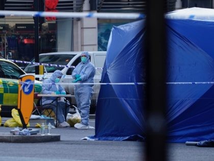 Forensics officers work outside a tent near London Bridge in London, on November 30, 2019. - A man suspected of stabbing two people to death in a terror attack on London Bridge was an ex-prisoner convicted of terrorism offences and released last year, police said Saturday. (Photo by Niklas HALLE'N …