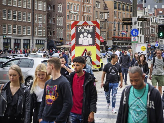 aucun masque pour les excursionnistes et les touristes à pied à Amsterdam le 25 juillet 2020 car la municipalité a une surveillance plus stricte le week-end et une circulation à sens unique a été mise en place pour les piétons sur une certaine section de la rue commerçante Kalverstraat à Amsterdam en raison du nombre croissant des infections causées…