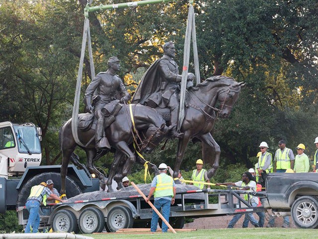 Workers remove a statue of a statue of Confederate general Robert E. Lee from Robert E. Lee Park in Dallas, Texas, on September 14, 2017. - Confederate monuments of Civil War figures, who fought against the Union Army in an attempt to preserve slavery, have become central to the debate …