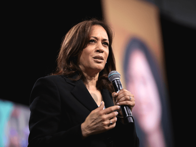 U.S. Senator Kamala Harris speaking with attendees at the 2019 National Forum on Wages and