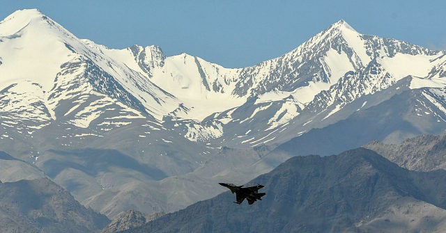 China: Military plane crashed in residential area