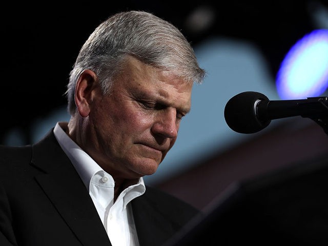 TURLOCK, CA - 29. MAI: Rev. Franklin Graham taler under Franklin Graham ' s "Beslutning om Amerika" California tur på Stanislaus County Fairgrounds Mai 29, 2018 i Turlock, California. Rev. Franklin Graham er på turné i California for uker frem til California primære valget på 5. juni med en melding ...