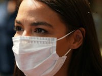 ΠΑΡΑΚΟΛΟΥΘΗΣΗ: Η Alexandria-Ocasio Cortez λαμβάνει εμβόλιο Pfizer