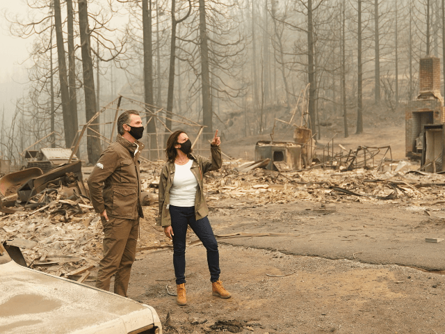 Spent time surveying a burn site with @GavinNewsom in an area that has been devastated by the recent wildfires in California. I’m incredibly grateful for the courage of our brave firefighters and those who have come near and far to help those fleeing the destruction.