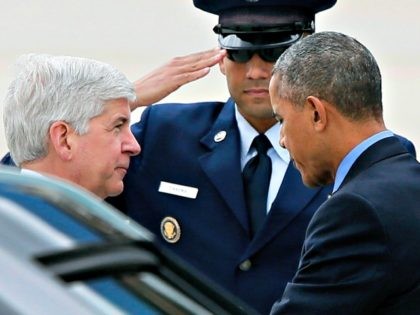 President Barack Obama is greeted by Michigan Gov. Rick Snyder as he arrives on Air Force One at Bishop International Airport in Flint, Mich., Wednesday, May 4, 2016. The president is in Flint, Mich., to discuss the ongoing water crisis. (AP Photo/Carolyn Kaster)
