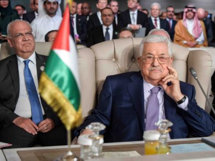Saeb Erekat and Mahmoud Abbas (Fethi Belaid / AFP / Getty)