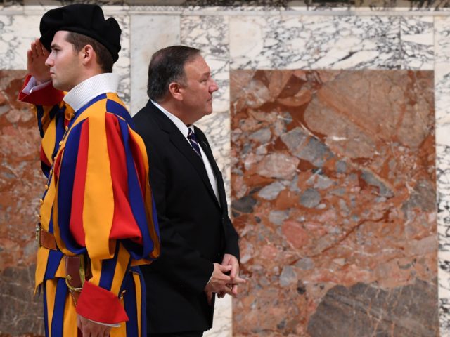 US Secretary of State Mike Pompeo (C) walks past a Swiss Guard as he enters the Sala Regia