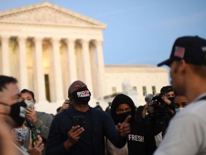 US-justice-RBG People paying respects to Ruth Bader Ginsburg argue with anti-abortion protests near the US Supreme Court in Washington, DC on September 19, 2020. - US President Donald Trump vowed to quickly nominate a successor, likely a woman, to replace late Supreme Court Justice Ruth Bader Ginsburg, only a day after …