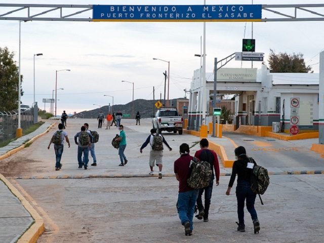 Border Patrol agents expel a group of migrants to Mexico under CDC Title 42 guidelines. (Photo: U.S. Customs and Border Protection)