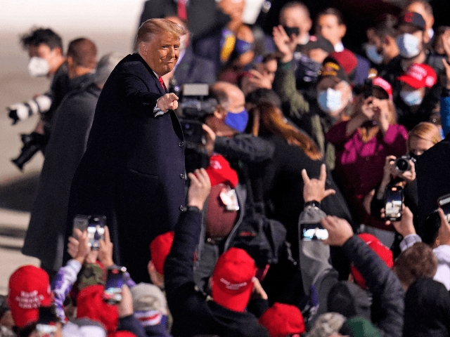 Los partidarios vitorean la partida del presidente Donald Trump luego de un mitin de campaña en el Aeropuerto Internacional Erie, Tom Ridge Field en Erie, Pensilvania, el martes 20 de octubre de 2020 (AP Photo / Gene J. Puskar)
