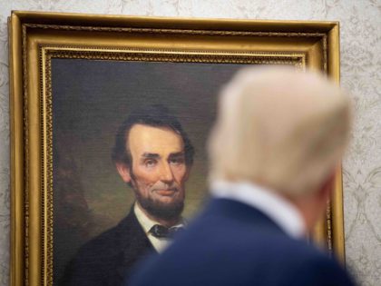 Abraham Lincoln portrait Trump (Brendan Smialowski / AFP / Getty)