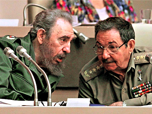 Cuban President Fidel Castro (L) confers with his brother Raul Castro (R), who is Minister