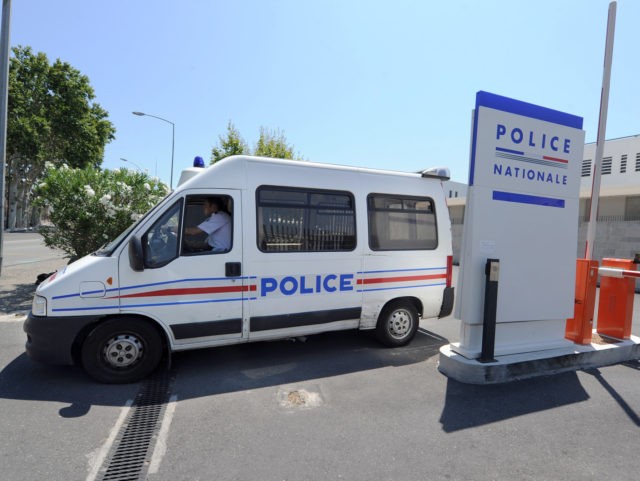 Un fourgon de police sort du commissariat d'Avignon, le 28 juin 2011, où le principal suspect, "source" présumée, dans l'affaire de la fuite du baccalauréat, se trouve toujours en garde à vue dans les locaux de la police judiciaire tandis que son fils l'est à Paris, selon des sources proches …