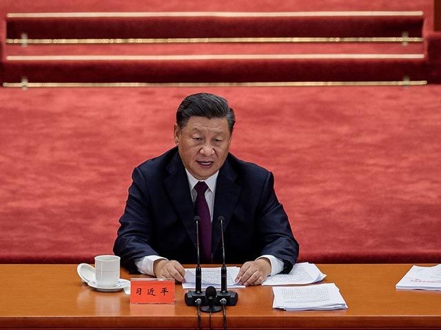 Chinese President Xi Jinping (C) delivers a speech during a ceremony to honour people who