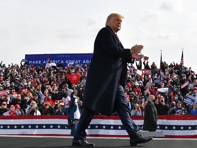 US President Donald Trump claps his hands as he departs, after speaking during a campaign rally at Manchester-Boston Regional Airport in Londonderry, New Hampshire on October 25, 2020. - Donald Trump's reelection campaign on Sunday sought to brush off another Covid outbreak in his team by focusing its attacks on …